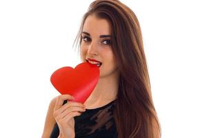 Valentinstag-Konzept. Liebe . Porträt eines jungen schönen Mädchens mit rotem Herzen isoliert auf weißem Hintergrund im Studio foto