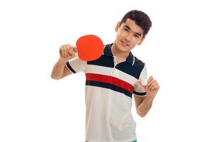 hübscher junger Brunett-Mann, der Tischtennis spielt, isoliert auf weißem Hintergrund foto