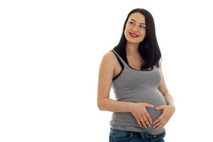 glücklich schwangere zukünftige Mutter posiert isoliert auf weißem Hintergrund foto