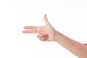 weibliche Hand, die mit der Geste mit drei Fingern lokalisiert auf weißem Hintergrund zeigt foto