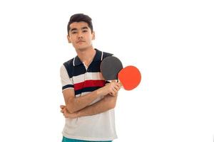 Porträt eines jungen Sportlers, der Tischtennis übt und die Kamera isoliert auf weißem Hintergrund betrachtet foto