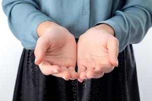 Mädchen streckte sich beidhändig mit erweiterten Handflächen aus der Nähe nach vorne foto