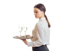 Kellnerin mit einem Glas Wein auf einem Tablett foto