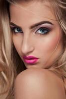 Zauberporträt einer sexuellen blonden Frau mit blauen Augen foto