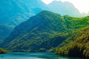 mit Bäumen bedeckte Berge säumen den Fluss foto