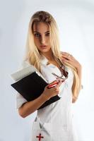 schlanke sexy Krankenschwester im Studio verführen foto