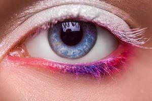 Makrofoto des blauen Auges mit Make-up foto