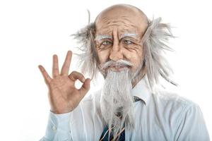 Porträt eines glatzköpfigen, verrückten alten Mannes im Studio foto