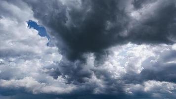 der dunkle himmel mit zusammenlaufenden schweren wolken und einem heftigen sturm vor dem regen. schlechter oder launischer wetterhimmel und umgebung. Kohlendioxidemissionen, Treibhauseffekt, globale Erwärmung, Klimawandel foto