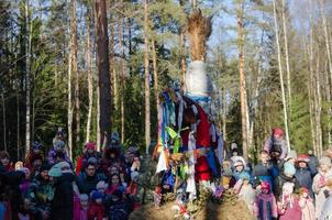 06.03.2022 Leningrader Gebiet. masleniza-fest, verbrennung von bildnissen foto