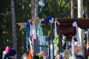 06.03.2022 Leningrader Gebiet. masleniza-fest, verbrennung von bildnissen foto