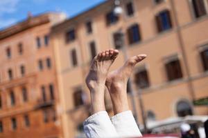 Ein Mann macht Yoga und steht mit erhobenen Füßen auf der Straße. foto