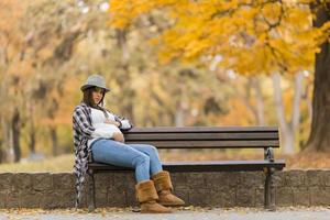 junge schwangere Frau im Herbstpark foto