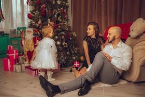 horizontales foto der fröhlichen familie mit tochter feiern neujahr und weihnachten zusammen zu hause