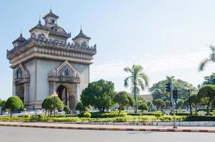 patuxai siegesdenkmal oder siegestor wahrzeichen der stadt vientiane in laos foto