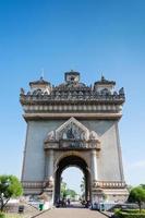 patuxai siegesdenkmal oder siegestor wahrzeichen der stadt vientiane in laos foto