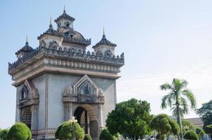 patuxai siegesdenkmal oder siegestor wahrzeichen der stadt vientiane in laos foto