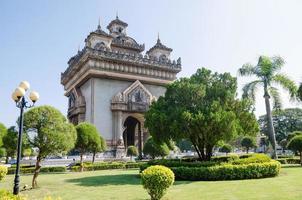 patuxai siegesdenkmal oder siegestor wahrzeichen der stadt vientiane in laos foto