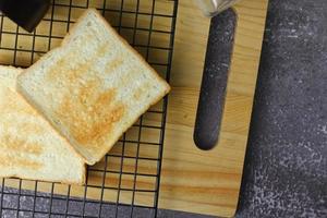 Zwei frisch zubereitete Toasts sind bereit, auf dem Tisch serviert zu werden, wie oben abgebildet. foto