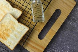 Zwei frisch zubereitete Toasts sind bereit, auf dem Tisch serviert zu werden, wie oben abgebildet. foto