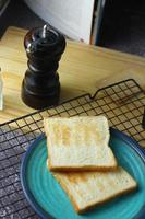 Zwei frisch zubereitete Toasts sind bereit, auf dem Tisch serviert zu werden, wie oben abgebildet. foto