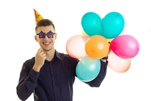 liebenswerter schwuler kerl mit brille steht in form von sternen, die lachen und die eier in der hand halten foto