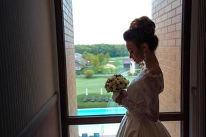 Nahaufnahme Silhouette der wunderschönen jungen Braut foto