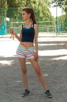 vertikales Porträt schlankes Fitness-Mädchen Seil in den Händen foto