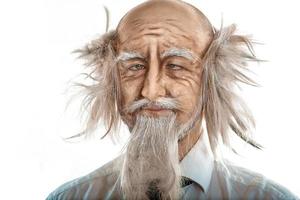 Nahaufnahmeporträt des verrückten Oldman auf weißem Hintergrund foto
