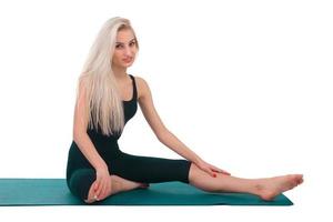 Frau praktiziert Yoga foto