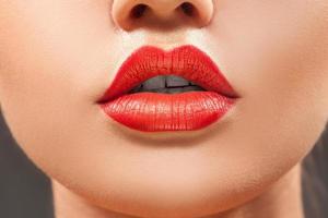 schöne nahaufnahme frau lippen mit rotem lippenstift foto