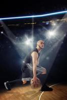 vertikales Foto eines glatzköpfigen professionellen Basketballspielers im Spiel dribbelt