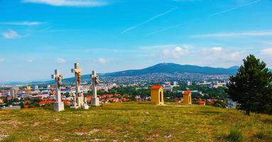 nitra, slowakei - 17.06.2022 kalvarienberg in der stadt nitra mit zobor-hügel, slowakische republik. religiöser Ort. kulturelles Erbe. foto