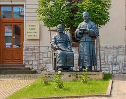 nitra, slowakei - 17.06.2022 kalvarienberg in der stadt nitra mit zobor-hügel, slowakische republik. religiöser Ort. kulturelles Erbe. Skulpturen von Heiligen in der Nähe des Hauses der Muttergottes. foto