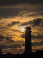 Sonnenuntergang in einer Stadt foto