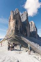 toblach, italien-11. september 2021-menschen auf dem weg am fuße der berühmten drei spitzen von lavaredo an einem sonnigen tag foto