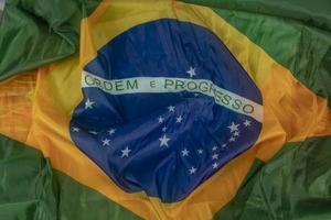 flagge von brasilien in einer welle wie wind und füllen den rahmen foto