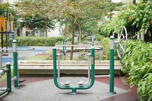 Trainingsgeräte in einem öffentlichen Park in einem Wohngebiet foto