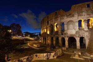 rom, italien, kolosseum altes antikes gebäude gladiatorenkampf bei nacht. foto