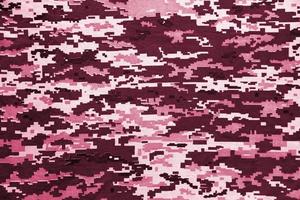 Stoff mit Textur der ukrainischen Militär-Pixeltarnung. Stoff mit Tarnmuster in grauen, braunen und grünen Pixelformen. Bild getönt in Viva Magenta, der Farbe des Jahres foto