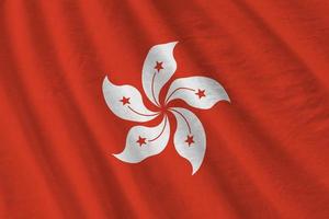 Hongkong-Flagge mit großen Falten, die im Innenbereich unter dem Studiolicht wehen. die offiziellen symbole und farben im banner foto