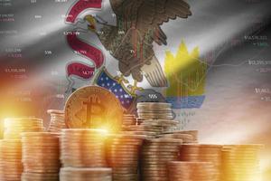 illinois us state flag und große menge an goldenen bitcoin-münzen und handelsplattformdiagramm. Kryptowährung foto