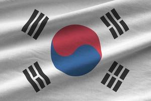 südkorea-flagge mit großen falten, die nah oben unter dem studiolicht drinnen winken. die offiziellen symbole und farben im banner foto