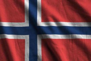 norwegische flagge mit großen falten, die dicht unter dem studiolicht im innenbereich wehen. die offiziellen symbole und farben im banner foto