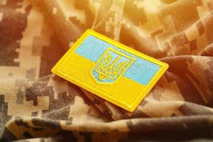 militärischer Tarnstoff mit ukrainischer Flagge auf einheitlichem Chevron foto