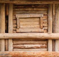 Blockhaus Scheune unbemalte entrindete Wand strukturierter horizontaler Hintergrund foto