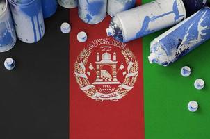 Afghanistan-Flagge und wenige gebrauchte Aerosol-Sprühdosen für Graffiti-Malerei. Street-Art-Kulturkonzept foto