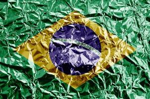 Brasilien-Flagge in Lackfarben auf glänzender, zerknitterter Aluminiumfolie, Nahaufnahme. strukturierte Fahne auf rauem Hintergrund foto