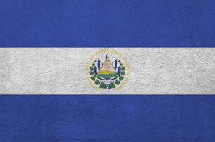 el salvador-flagge in hellen farben auf alter reliefverputzwand dargestellt. strukturierte Fahne auf rauem Hintergrund foto