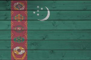 Turkmenistan-Flagge in hellen Farben auf alter Holzwand. strukturierte Fahne auf rauem Hintergrund foto